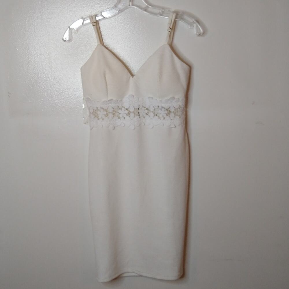 NWT Iris women's Size Medium white floral lace party dress.